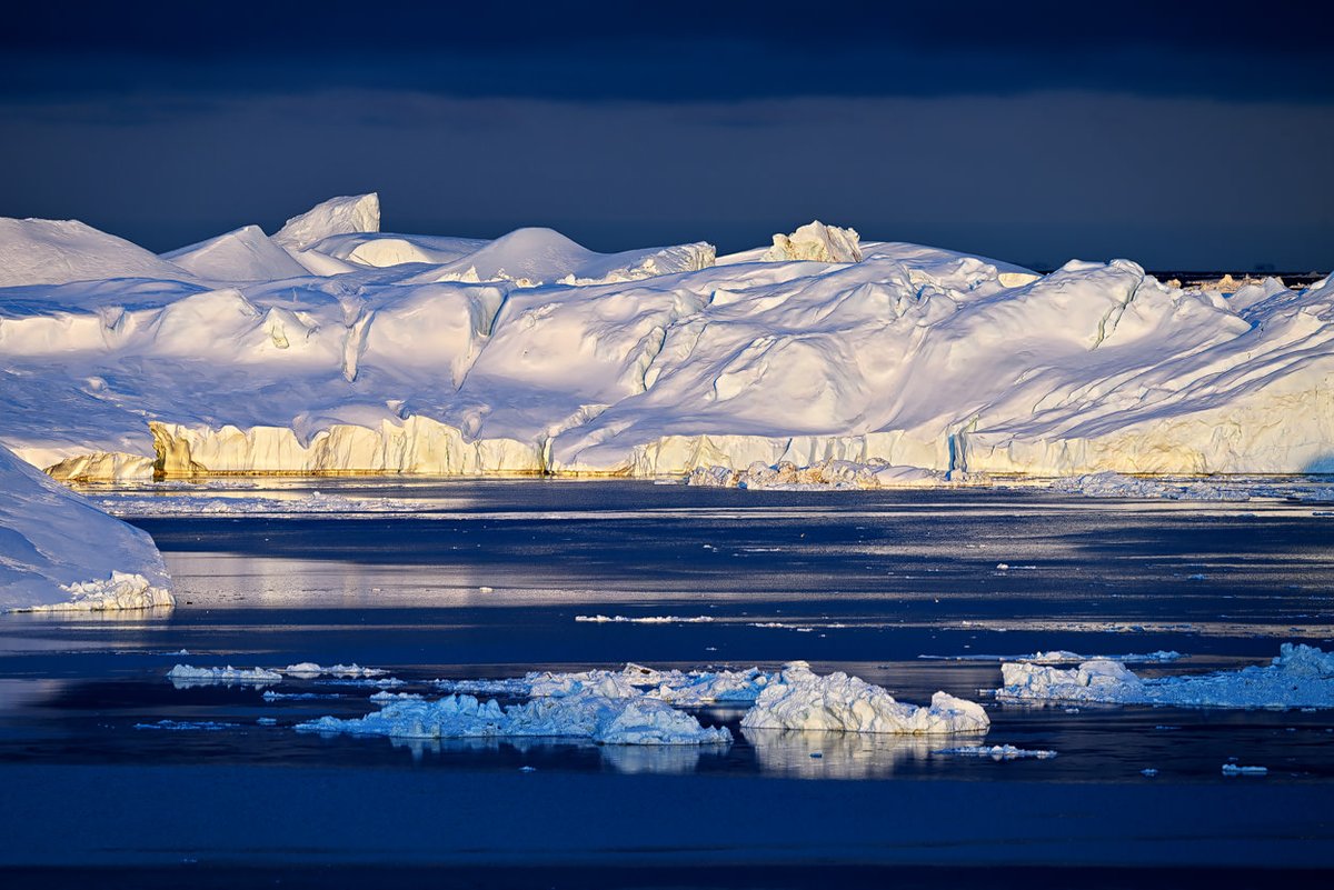 "Ilulissat Winter Morning"

Just some #icebergs, on a cool morning in April.

HD: time-for-inspiration.de/greenland-drif…

#Greenland #Arctic #Ice #Iceberg #NaturePhotography #light