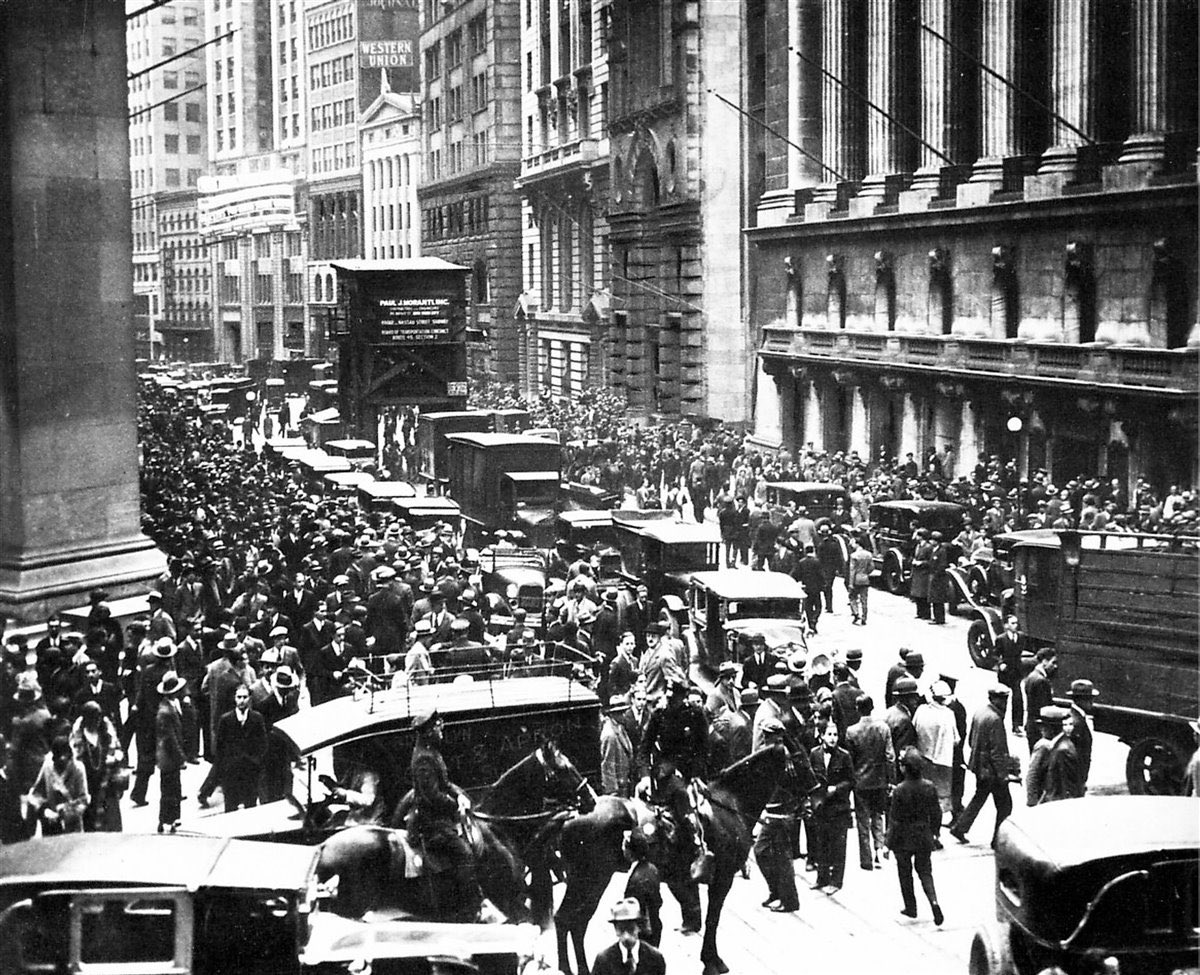Yogui_Bear's tweet photo. Hace 93 años (24/10/1929) #TalDíaComoHoy era jueves. Concretamente el que pasaría a la historia como ‘Jueves negro’.
Comienza el colapso de Wall Street, el pánico se apodera de los inversores y millones de órdenes de venta no encuentran comprador
#JuevesNegro #Crack29 #WallStreet https://t.co/khnLiD6UYF