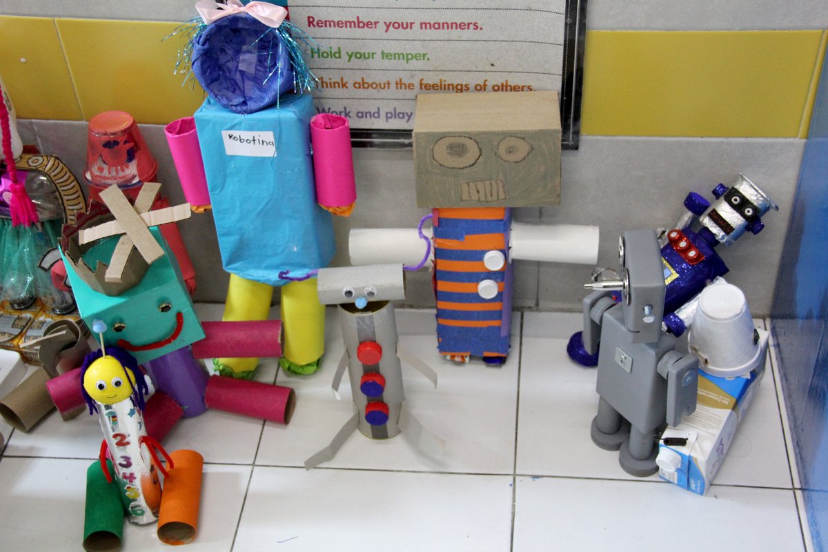 ityc_oficial's tweet photo. Los alumnos de segundo de primaria elaboraron robots con material reciclado como parte de su primer proyecto escolar. Nos encanta ver cómo han interiorizado el tema de reutilizar lo que tienen en casa y con ello, crear su tarea.

#PrimariaITYC #FelizLunes https://t.co/0fbOUXOpRe
