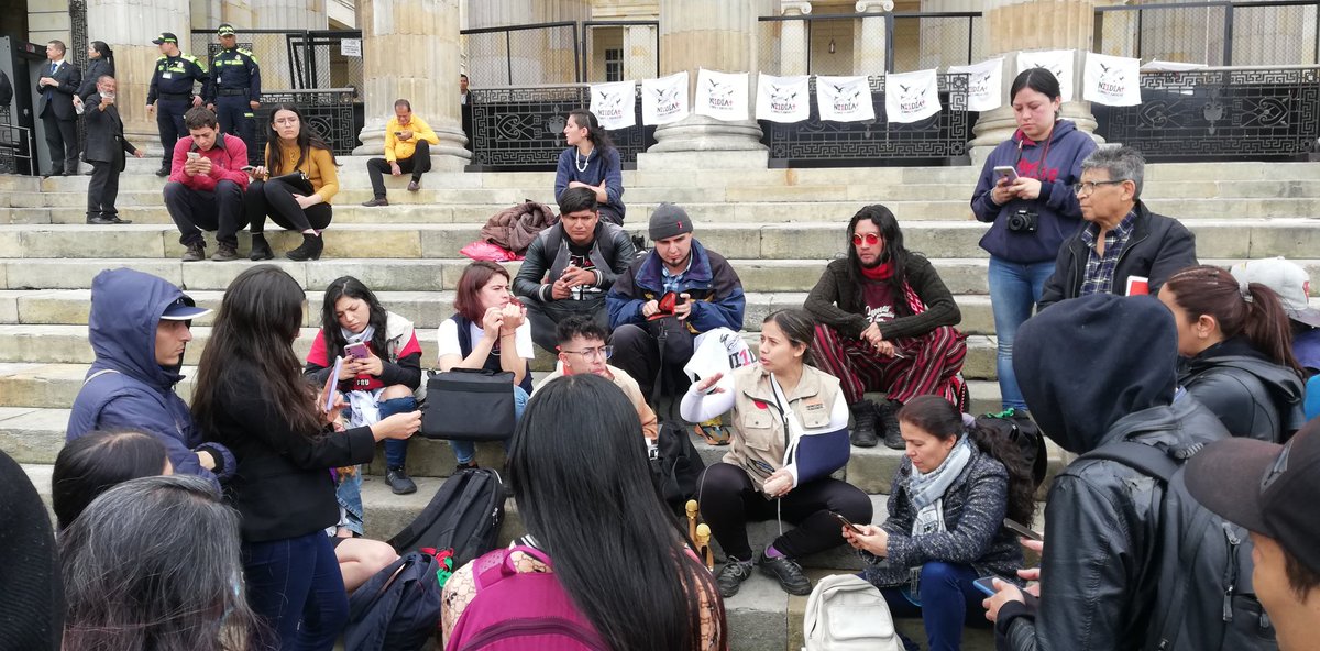 Telascanto4's tweet photo. #Telascanto | a esta hora se desarrolla el plantón frente al Congreso de la República, participantes deliberan para plantear posicion en debate de la reforma a la ley 418. #PaCuandoLaLibertad https://t.co/0RAs9bgFS0