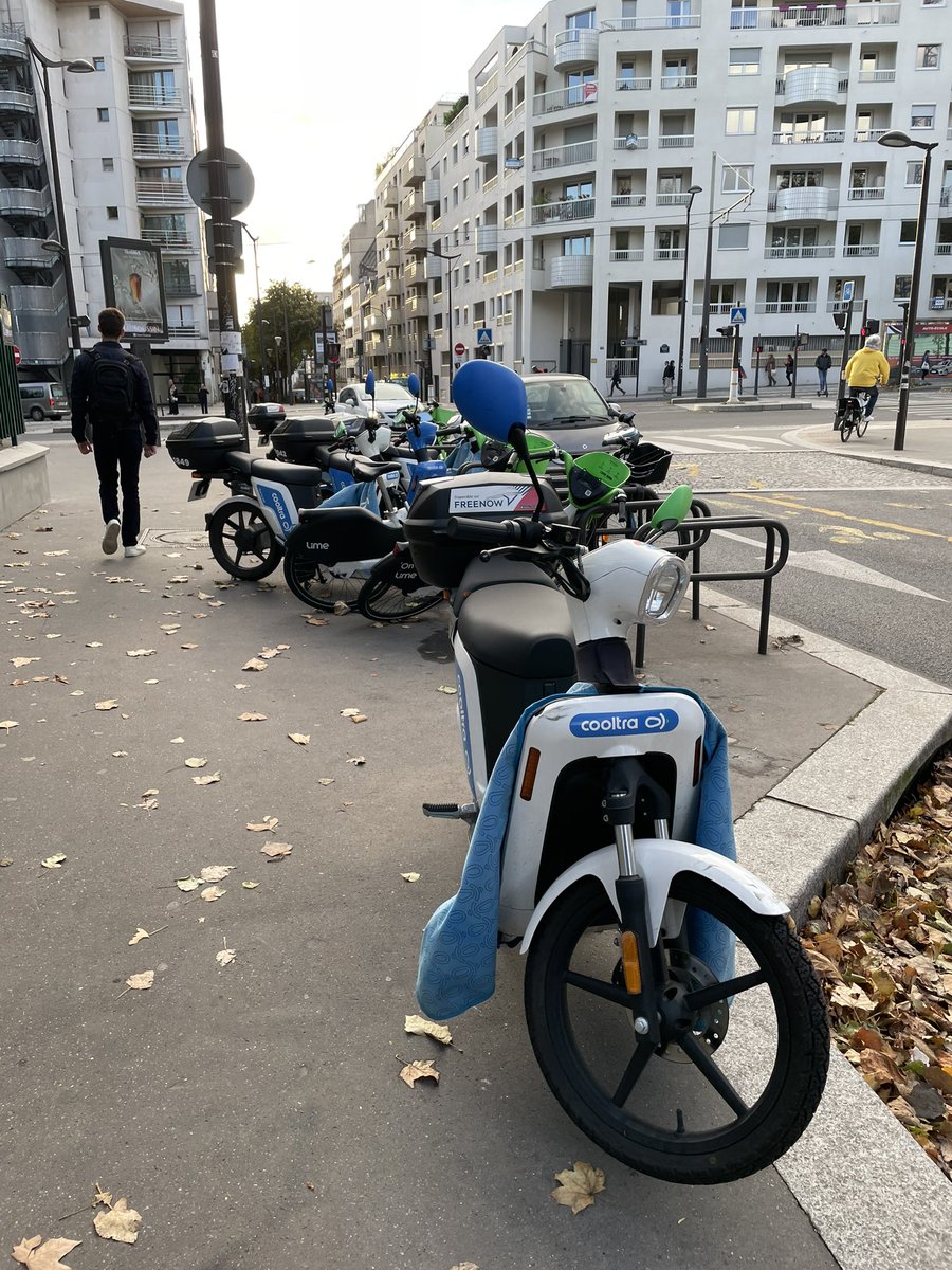 Bonjour <a href="/Parisjecoute/">Paris j'écoute</a> depuis 1 mois j’ai fait 10 signalements pour des scooters sur le trottoir. 10 !
Pas 1 n’a été suivi d’action.
Bilan chaque jour nous sommes obligés de slalomer entre ces <a href="/RasLeScoot/">Ras Le Scoot</a>.
Je perds franchement patience et