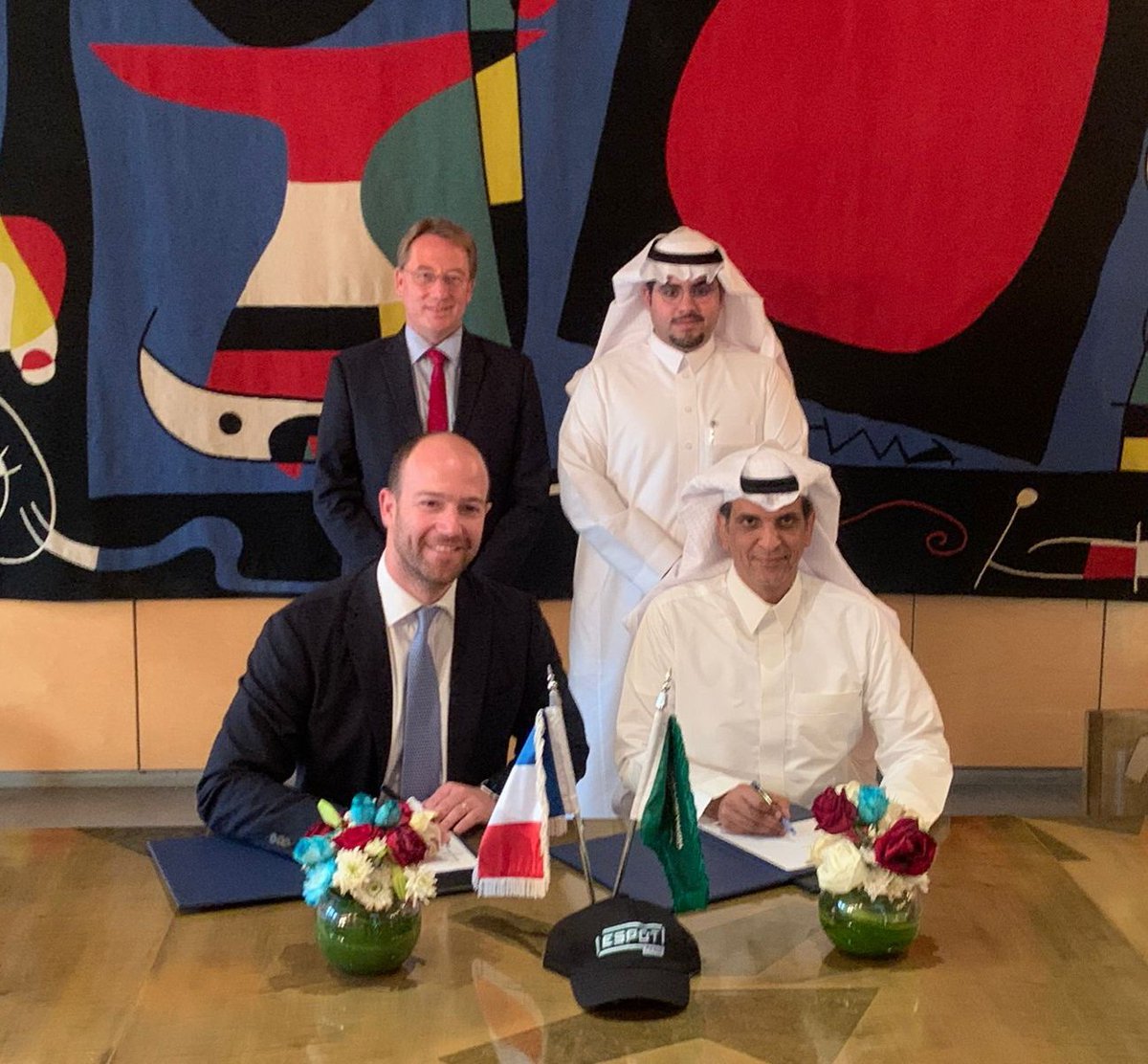 ludovic_pouille's tweet photo. Ravi d'avoir accueilli à la résidence de France la cérémonie de signature de l'accord de partenariat entre le groupe #AlOthaim &amp; la société française @espotparis, qui permet de renforcer la relation franco-saoudienne dans le domaine stratégique du #Gaming et de l'#eSports.
🇲🇫🤝🇸🇦 https://t.co/pB8WCfOBCR
