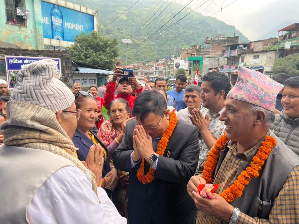 umesh_1956's tweet photo. यहाँहरूको स्नेह, आशीर्वाद, शुभेच्छा र विश्वासले मलाई चितवनको सेवामा अनवरत खटिरहन प्रेरणा र ऊर्जा मिलेको छ । 
जय नेपाल! 🌳 https://t.co/SLvVfpgRzJ