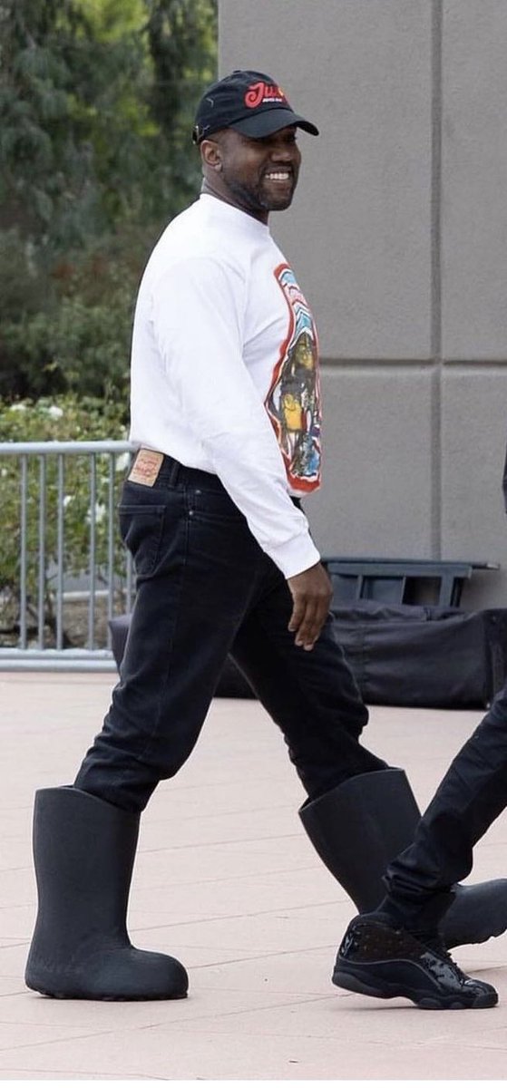 janaralph's tweet photo. Kanye loves the SpongeBob steppers https://t.co/pKXvvWa2Ly