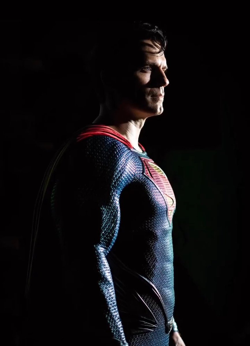 Henry Cavill em primeira imagem oficial de seu retorno como Superman.