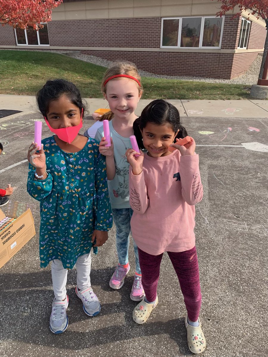 WCECCS's tweet photo. It’s a beautiful day to make chalk creations at recess #1Grade https://t.co/Qxt61JcFeH