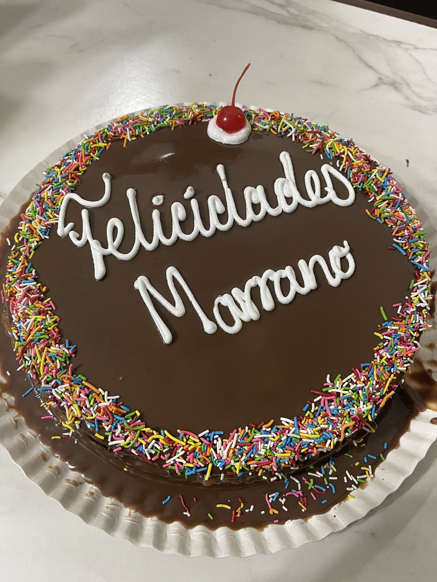 ulisesf30860738's tweet photo. Atrasado, pero Mis amigos festejando mi cumpleaños!!! https://t.co/RWGDFaiLqk
