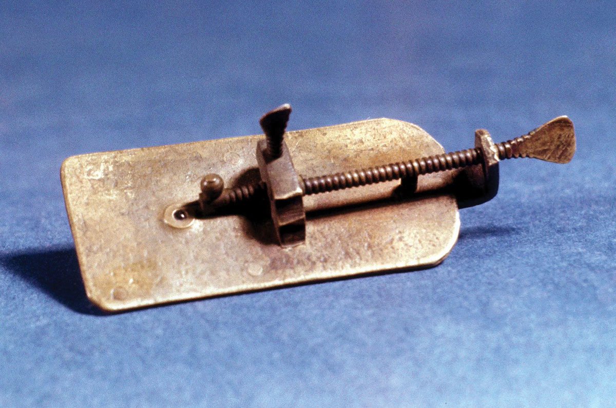 April_Shorty_'s tweet photo. #OTD -10/24/1632- #Dutch microscopist Antonie van #Leeuwenhoek, who became the 1st to observe #bacteria &amp; #protozoans, was born.
#OnThisDay #TIH
📸#Photo -  #Microscope made by Antonie van Leeuwenhoek
#protozoa #bacteriology #protozoology #microbiology #RBC #SpontaneousGeneration https://t.co/ZTlfW5mQTZ