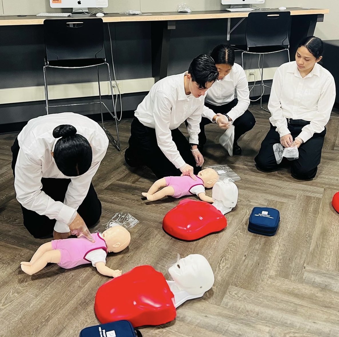 NHSMedClub_'s tweet photo. MedClub is offering an ADULT CPR/First Aid/AED class Sat, Nov 5 @ NORTHVIEW HS, Covina 8:00-12:30. Email me if interested. Cost is $50 = 2-yr cert.
ddeespinosa-jon@c-vusd.org https://t.co/4VEIKnXoRX