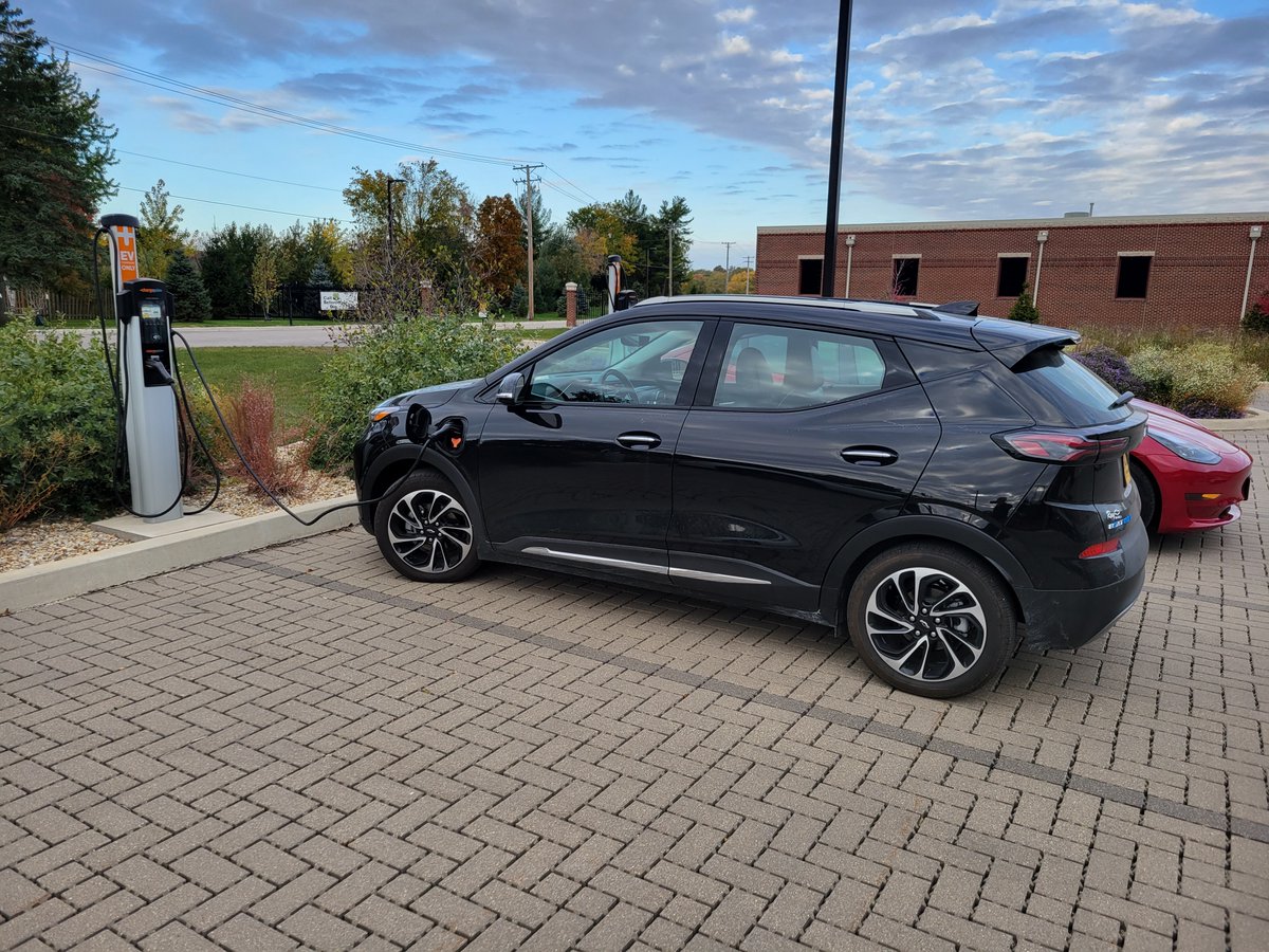 KISH2O's tweet photo. Chevy Bolt charging up from💩! #poo2power #proudlydekalb https://t.co/BuT2AZTl6G