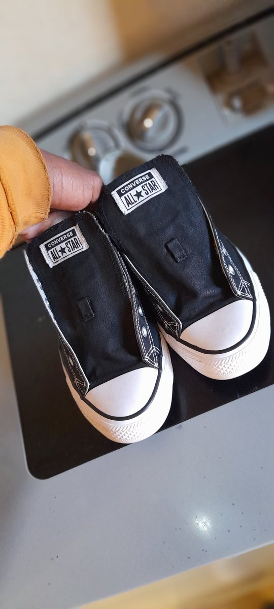 SimplyFoxen's tweet photo. @Carolinerathabe For those asking for black All Star sneakers, I restore them. 

Before pic (1st Frame)

After pictures ( Frame 2-4) https://t.co/yOO3T78mPK