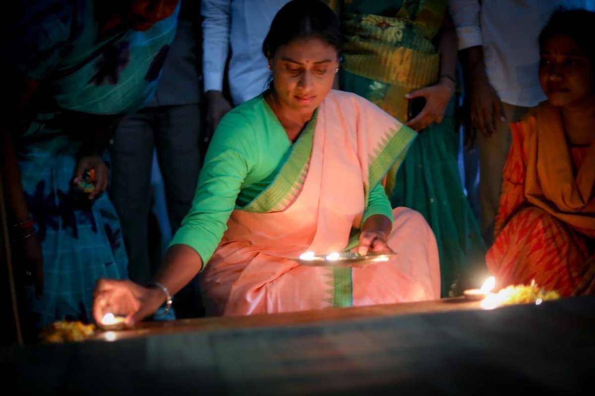 realyssharmila's tweet photo. చెడుపై ‘మంచి’ సాధించిన విజయానికి ప్రతీక దీపావళి. స్త్రీ శక్తికి ప్రతి రూపం దీపావళి. వెలుగులు విరజిమ్మే ఈ దీపాల పండుగ ప్రతి ఒక్కరి ఇంట్లో సుఖశాంతులు తీసుకురావాలని కోరుకుంటూ రాష్ట్ర ప్రజలందరికీ దీపావళి శుభాకాంక్షలు.
#HappyDiwali_2022 https://t.co/GlY2GuZyRN