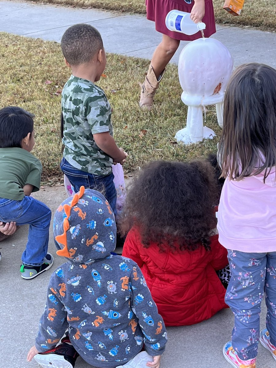 RCPS_EarlyLearn's tweet photo. Pumpkin Erosion #science #pumpkinscience #MondayMorning #Mondayvibes #dph #pat https://t.co/0GnISbAXVG