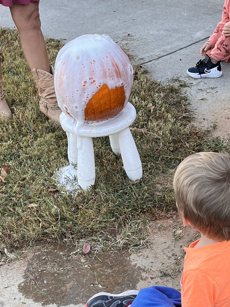 RCPS_EarlyLearn's tweet photo. Pumpkin Erosion #science #pumpkinscience #MondayMorning #Mondayvibes #dph #pat https://t.co/0GnISbAXVG