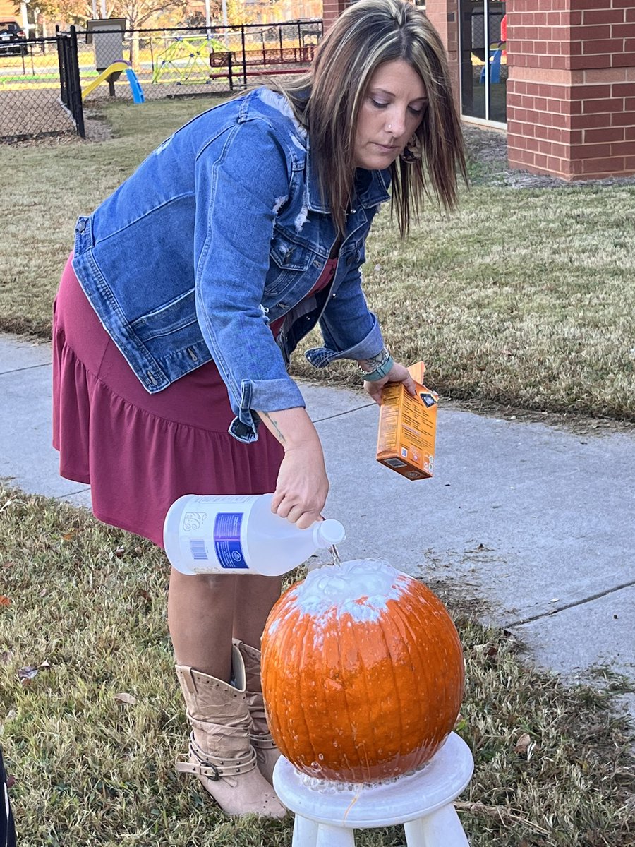 RCPS_EarlyLearn's tweet photo. Pumpkin Erosion #science #pumpkinscience #MondayMorning #Mondayvibes #dph #pat https://t.co/0GnISbAXVG