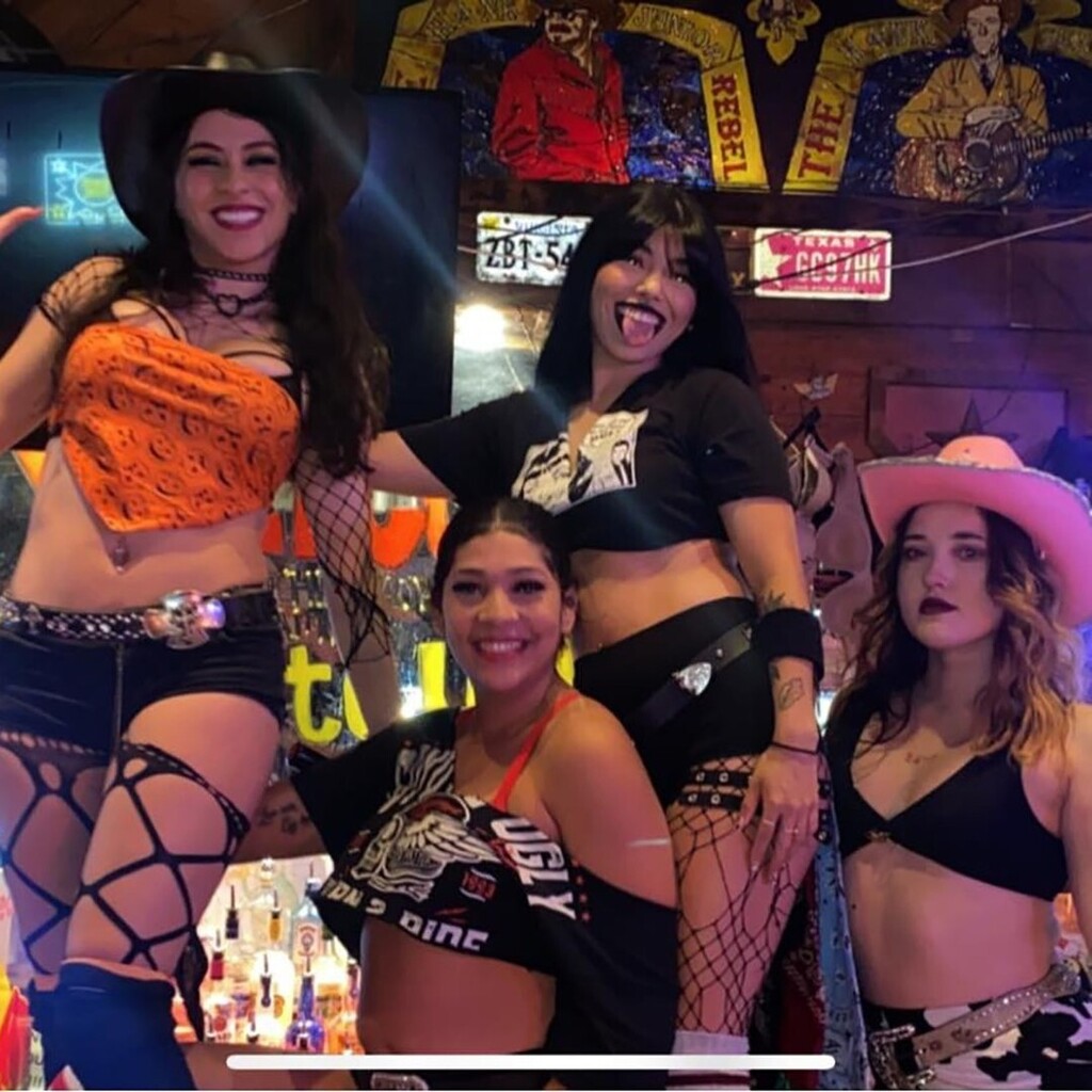 coyoteuglyusa's tweet photo. Monday Chill with the Austin Coyotes! ๐น๐ธ๐บ๐ป๐ค
๐ท: @Coyoteuglyatx04
#coyoteuglyaustin #coyoteuglytexas #coyoteugly #coyoteuglysaloon #austinnightlife #atxnightlife #austinbars #austinlocals #manicmonday #mondayfunday #partytime #shots #shottime #ladiesonthebar https://t.co/1ZdKoh4gMy