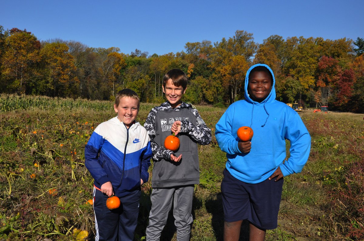 mfsfox's tweet photo. It was a beautiful morning for the Moorestown Friends School community event @springdalefarms on Saturday - hayrides, pumpkin picking, delicious apple cider donuts, and fun! Thank you to volunteers who assisted with the event. https://t.co/ubfqMsMm1v