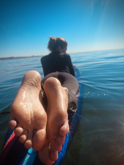 1 pic. 🦶🏼 Sexy Surfing day 

#footfetish  #feet #barefoot #sexyfeet #FOOTFETİSH #footjob #footjobcum