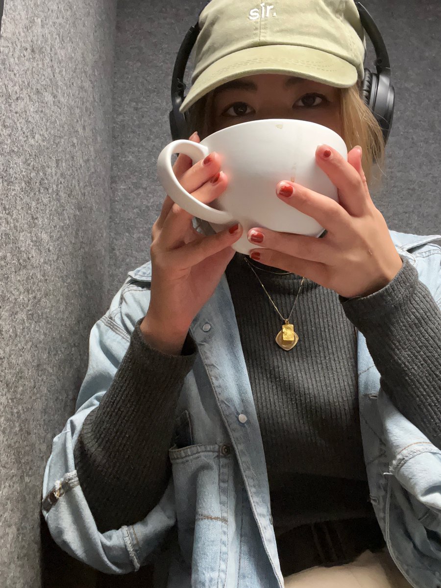 Millennial MCM converging with Gen-Z's maximalism is setting quality product design / ergonomics back centuries (this isn’t a mug; it’s a bowl with a handle)