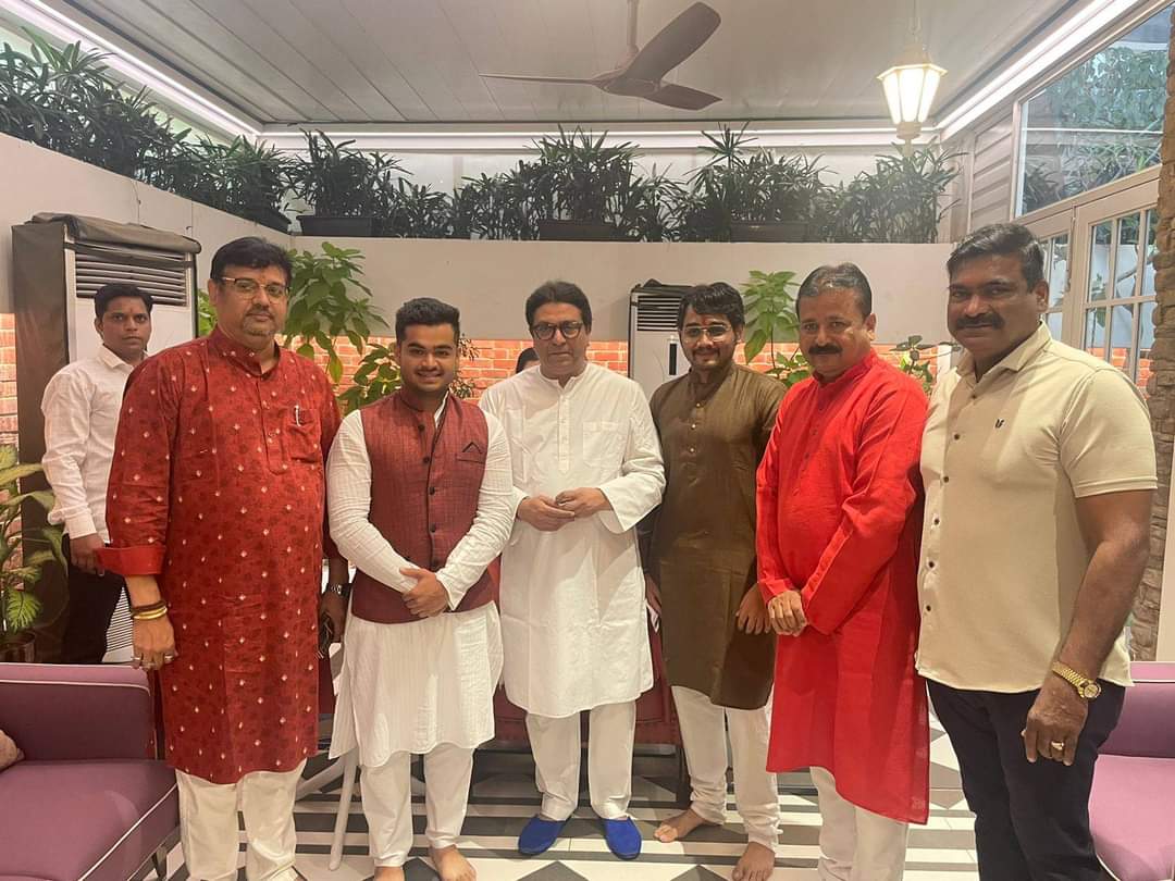 manojchavanoffc's tweet photo. महाराष्ट्र नवनिर्माण सेनेचे सरचिटणीस/महाराष्ट्र नवनिर्माण कामगार सेनेचे अध्यक्ष डॉ मनोज चव्हाण आणि सहकाऱ्यांनी आपल्या सहकाऱ्यांसह महाराष्ट्र नवनिर्माण सेनेचे अध्यक्ष आदरणीय "राजसाहेब ठाकरे" यांची "शिवतीर्थ" निवासस्थानी भेट घेऊन शुभेच्छा दिल्या.

@ManojBChavan5 | @RajThackeray https://t.co/3S87y0QDWp