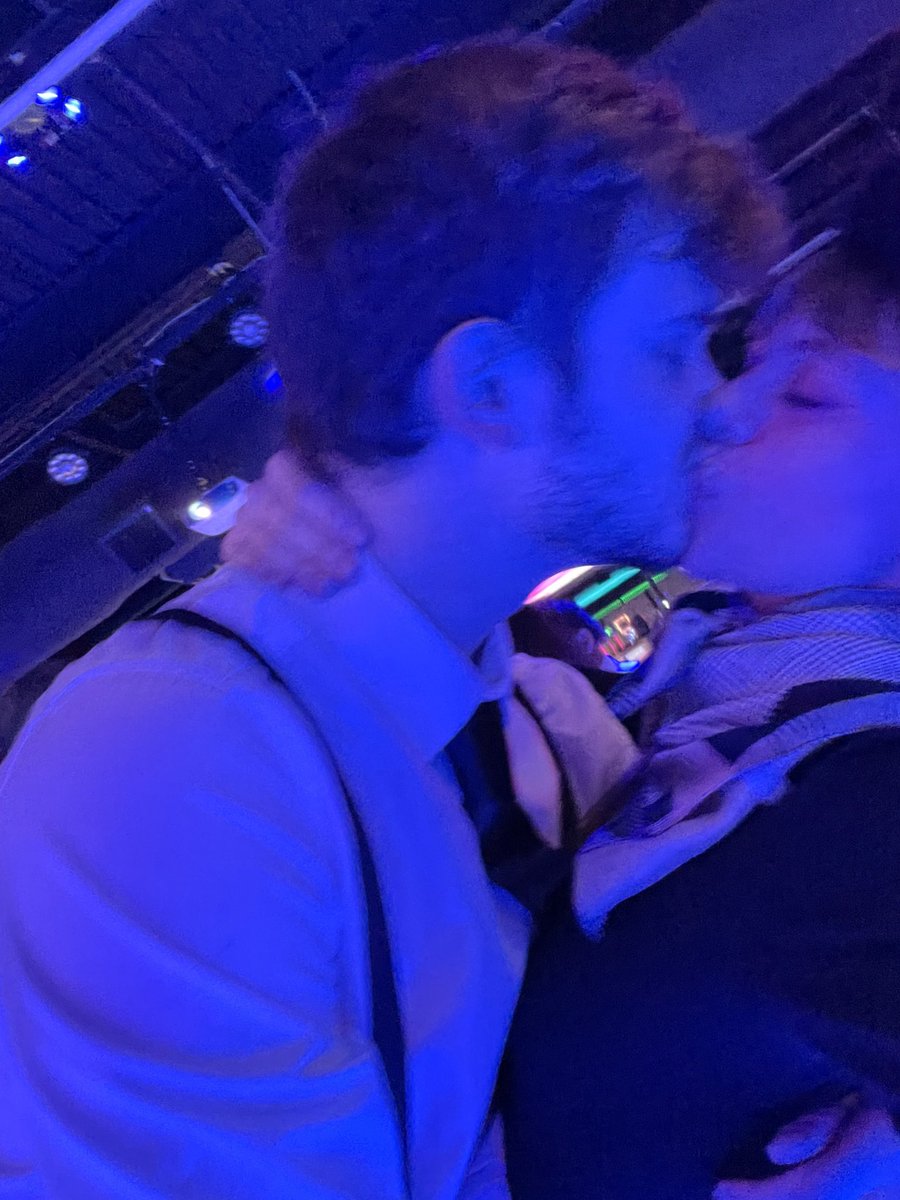 baystclair's tweet photo. PDA https://t.co/MNzhF8PLU6