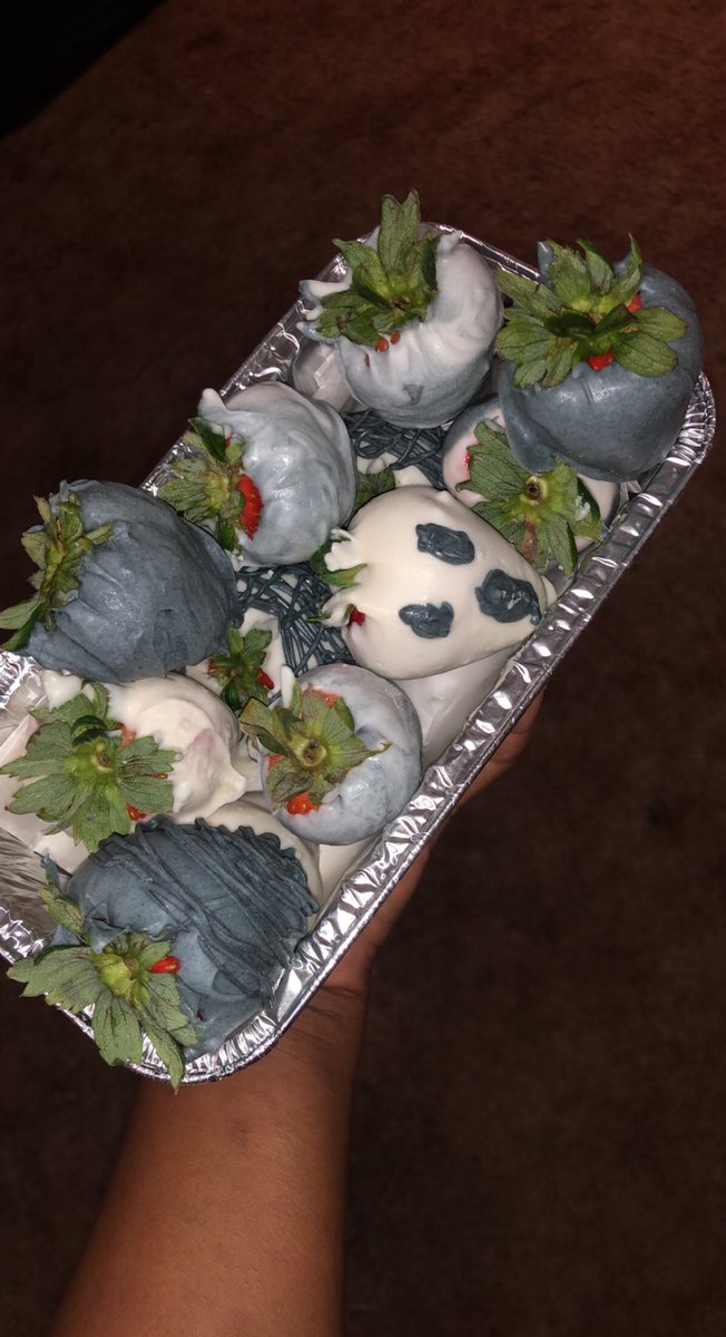_TigerTreats's tweet photo. HMU for chocolate covered strawberries for your boo 👻 🍓🍓🤗😋 #Gramfam #LaTech https://t.co/41iUL3dkgA