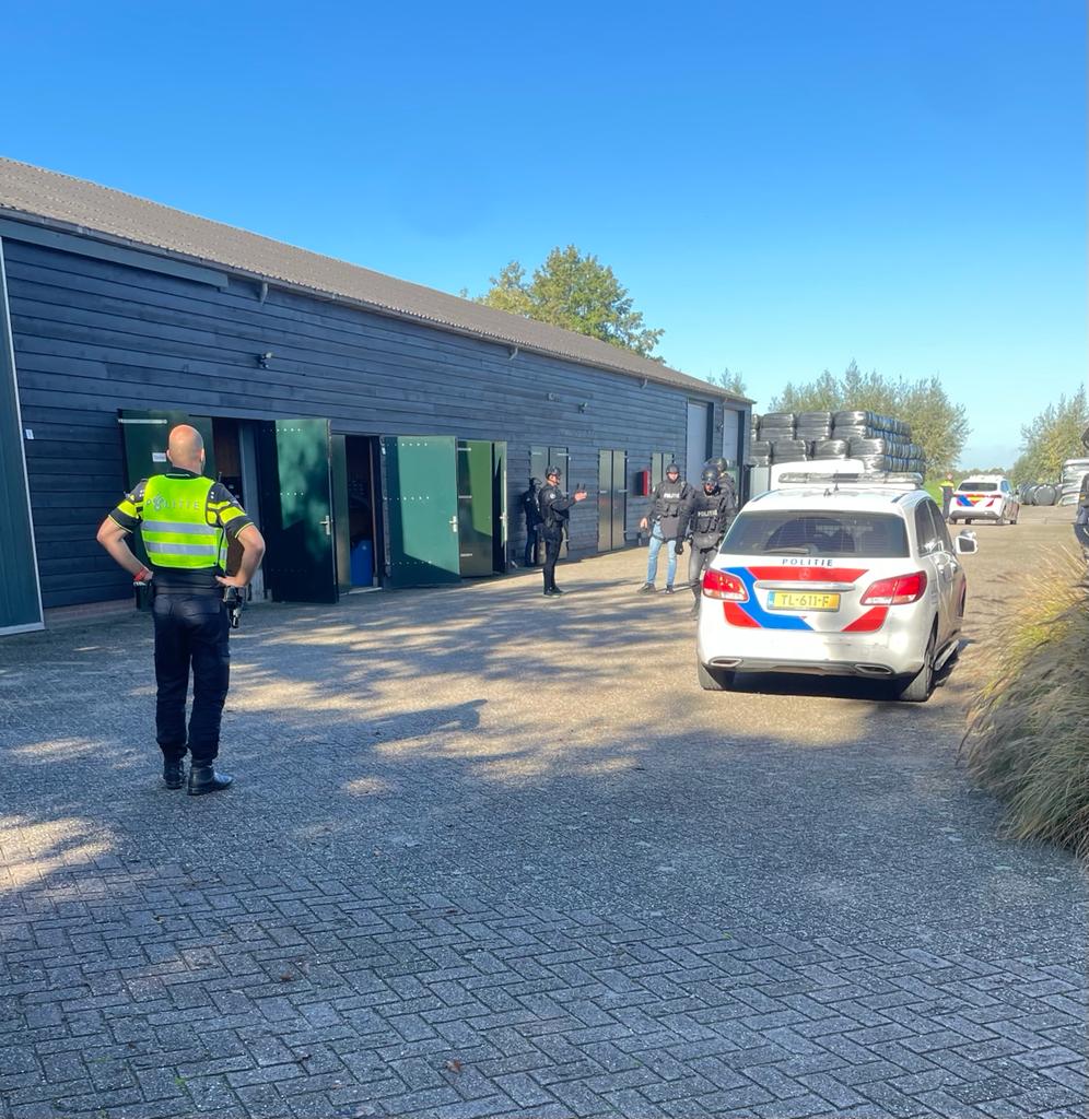 Op 18/10 heeft de politie i.v.m een melding van <a href="/M08007000/">Meld Misdaad Anoniem</a> een instap gedaan in een loods in Lopik. Bij de instap is een grote hoeveelheid drugs(waarde:enkele tonnen) aangetroffen. De huurder is aangehouden en verhoord. Meerdere aanhoudingen worden niet uitgesloten.<a href="/GemLopik/">Gemeente Lopik</a> ^MZ