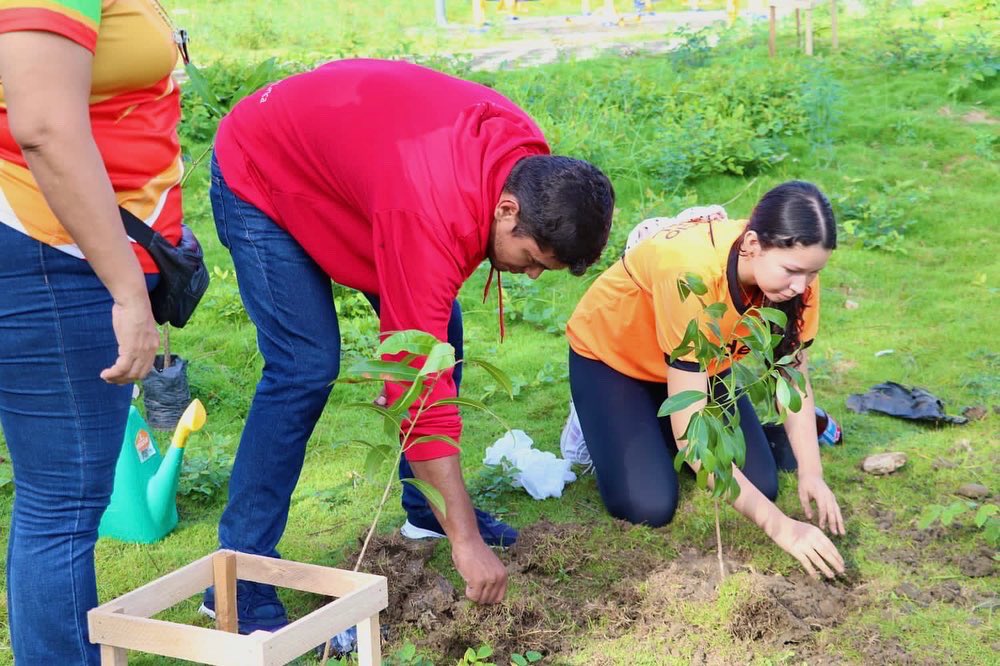 sec_ambiente's tweet photo. Durante una jornada de arborización con el @ImderSincelejo_ sembramos oxígeno🌳 en el Complejo Deportivo Libertad, contribuyendo a la preservación del ambiente. 
¡Cuidarlo es responsabilidad de todos! 
#TransformamosAmbiente https://t.co/Bfj4o2qubc