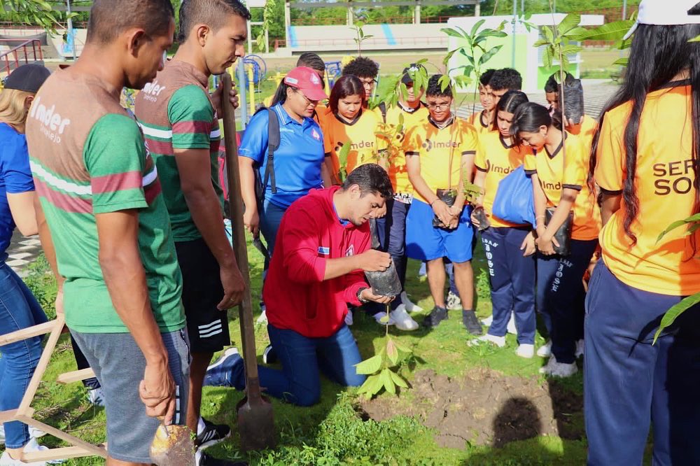 sec_ambiente's tweet photo. Durante una jornada de arborización con el @ImderSincelejo_ sembramos oxígeno🌳 en el Complejo Deportivo Libertad, contribuyendo a la preservación del ambiente. 
¡Cuidarlo es responsabilidad de todos! 
#TransformamosAmbiente https://t.co/Bfj4o2qubc