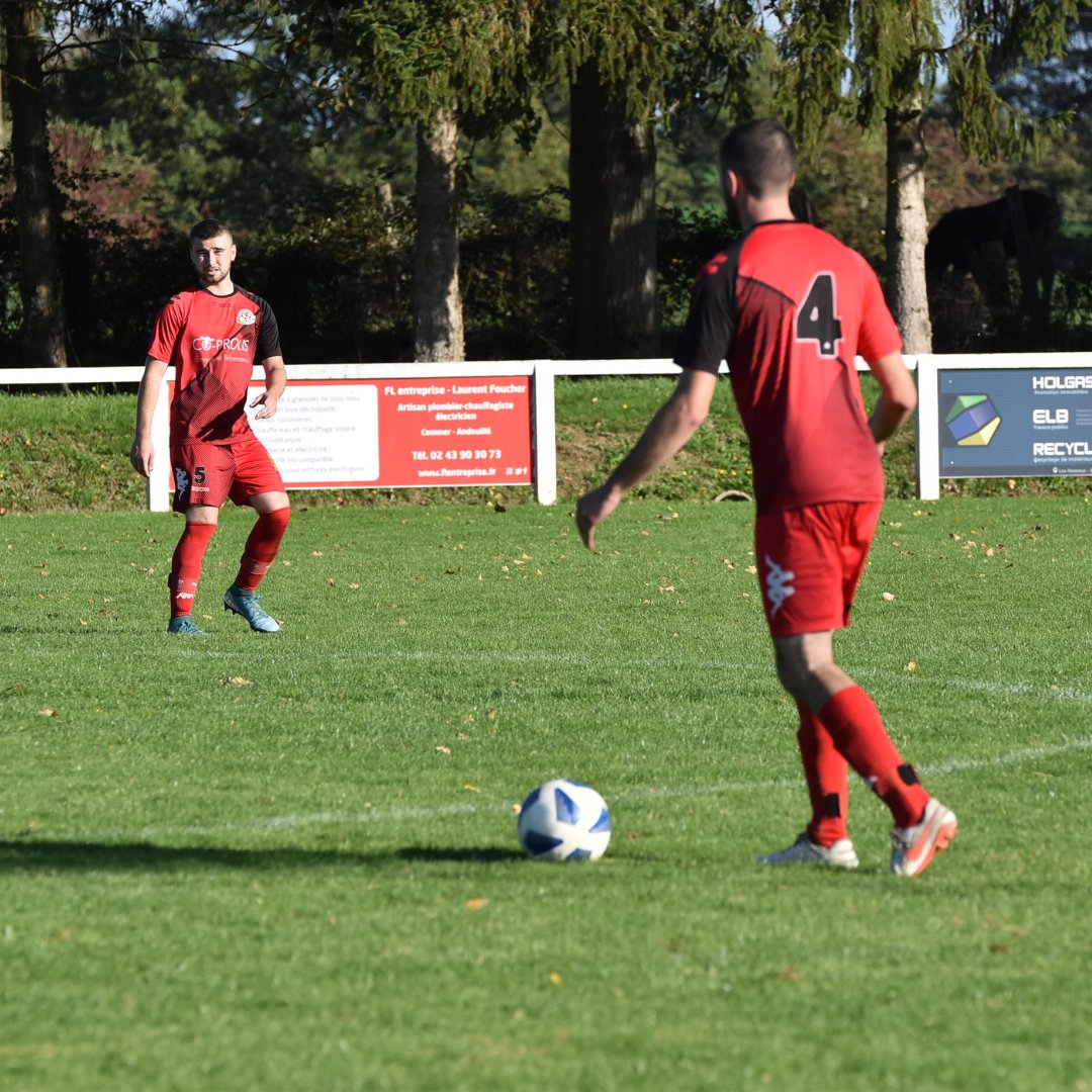 asandouille53's tweet photo. 🎞𝐀𝐥𝐛𝐮𝐦 𝐩𝐡𝐨𝐭𝐨

Retrouvez quelques photos du match de l'équipe A face à Soulgé sur Ouette (0-0).

Le coup d'envoi a été donné par notre partenaire Pierre “Restaurant de Copains” merci à lui pour sa présence et sa disponibilité❤️🖤,

📸Alexandra Burgevin https://t.co/b4RDqynoHl