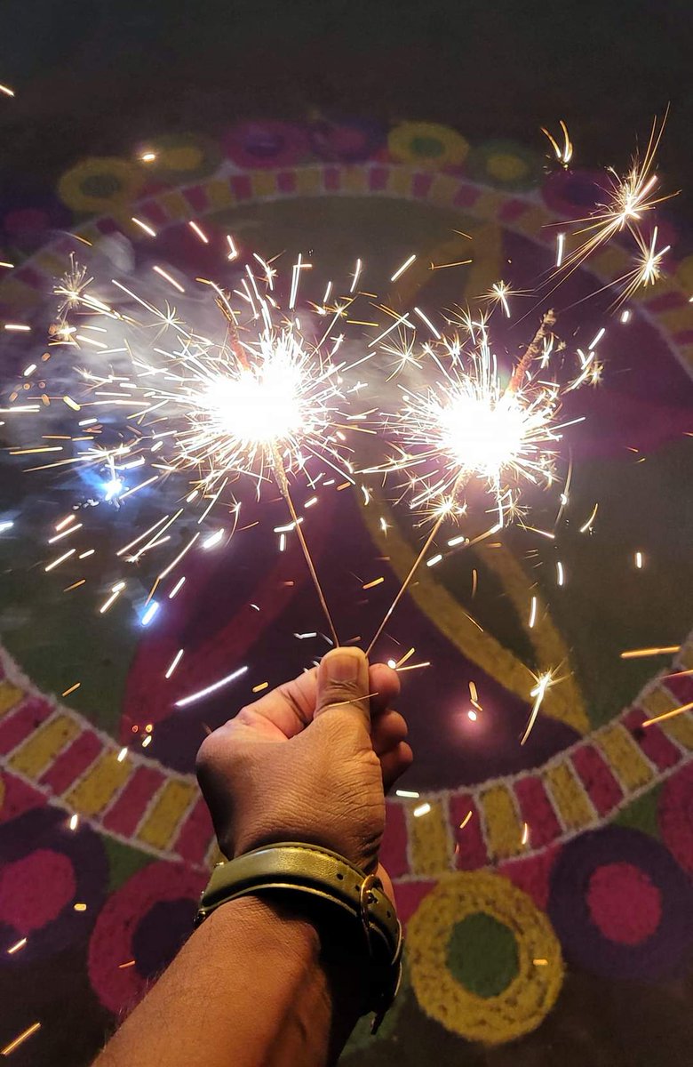 एसo आरo शिक्षा सम्राट परिवार की ओर से आप सबों को #दीपावली की हार्दिक शुभकामनाएं। 🌸