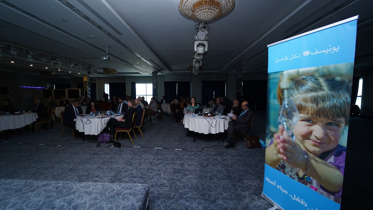 UNICEFiraq's tweet photo. "من خلال استجابتنا لاحتياجات المجتمع المضيف والنازحين، بالإضافة إلى تقديم حلول مستدامة مثل أنظمة الطاقة الشمسية في المخيمات" د. علي الخطيب، مدير قسم المياه والصرف الصحي والنظافة، في يونيسف العراق.
خلال ورشة العمل اليوم لإطلاق تقييم الاستجابة الإنسانية https://t.co/HEVHHyvWn5