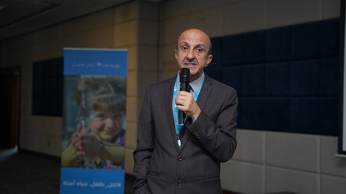 UNICEFiraq's tweet photo. "من خلال استجابتنا لاحتياجات المجتمع المضيف والنازحين، بالإضافة إلى تقديم حلول مستدامة مثل أنظمة الطاقة الشمسية في المخيمات" د. علي الخطيب، مدير قسم المياه والصرف الصحي والنظافة، في يونيسف العراق.
خلال ورشة العمل اليوم لإطلاق تقييم الاستجابة الإنسانية https://t.co/HEVHHyvWn5