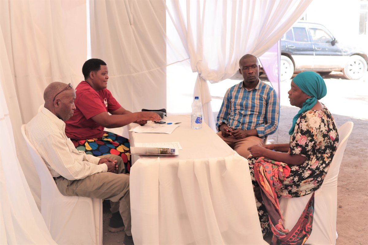 humanrightstz's tweet photo. Wakili ambae pia ni Mratibu wa #Kituo cha #Sheria na #Haki za #Binadamu (#LHRC) Jijini #Arusha, Hamisi Mayombo akitoa huduma ya Msaada wa Kisheria kwa Wakazi wa Maeneo ya Viwanja vya Mbauda, pamoja na hilo LHRC inashiriki katika #WikiYaAzaki2022 #CSOWeek2022 https://t.co/XuaGmmbvcb