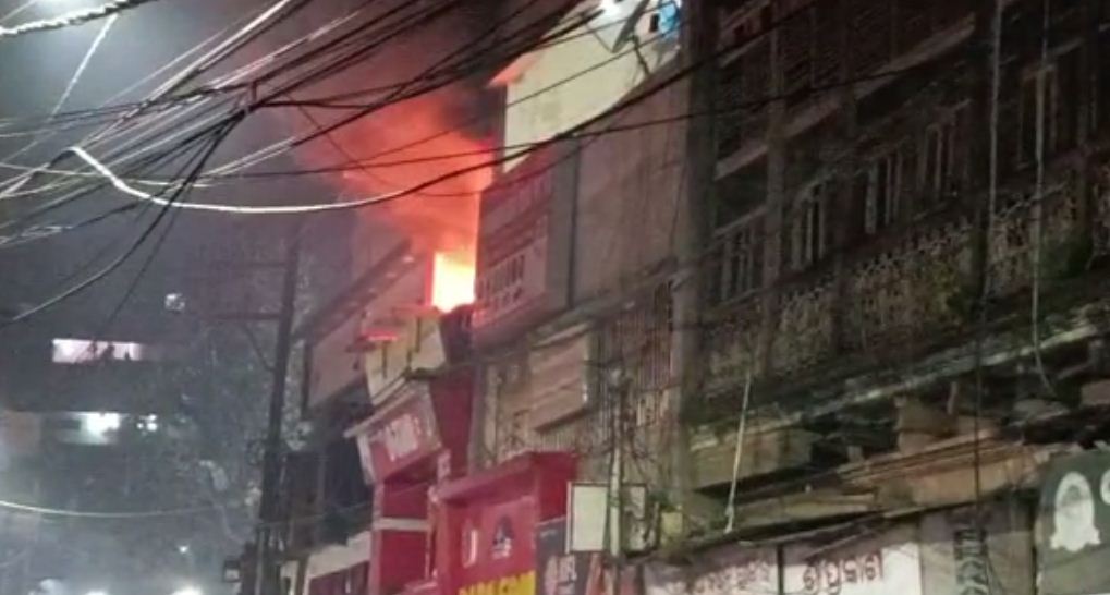 Sambad_English's tweet photo. A #garmentshop in the #Nayasadakarea of #Cuttack caught #fire during #crackerbursting as part of #Diwalicelebration today. #FireBrigadepersonnel are now trying to #douse the #flames. https://t.co/xvqFDknXPN
