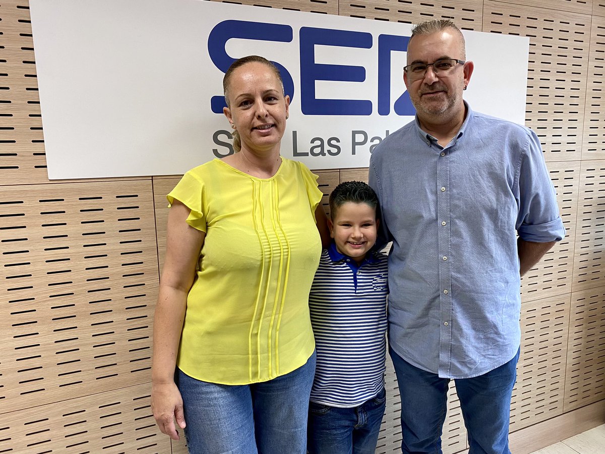 SER_LasPalmas's tweet photo. "A mi hijo le dijeron en el colegio que los insultos por ser trans le harían más fuerte". Conoce la historia de Hugo, un niño de 7 años que con apenas 2 ya sabía que no era Cloe ni quería que le trataran como niña. En #HoyporhoyLasPalmas con @JonasOliva https://t.co/nXh3Jargr9 https://t.co/1vQBv01sWq