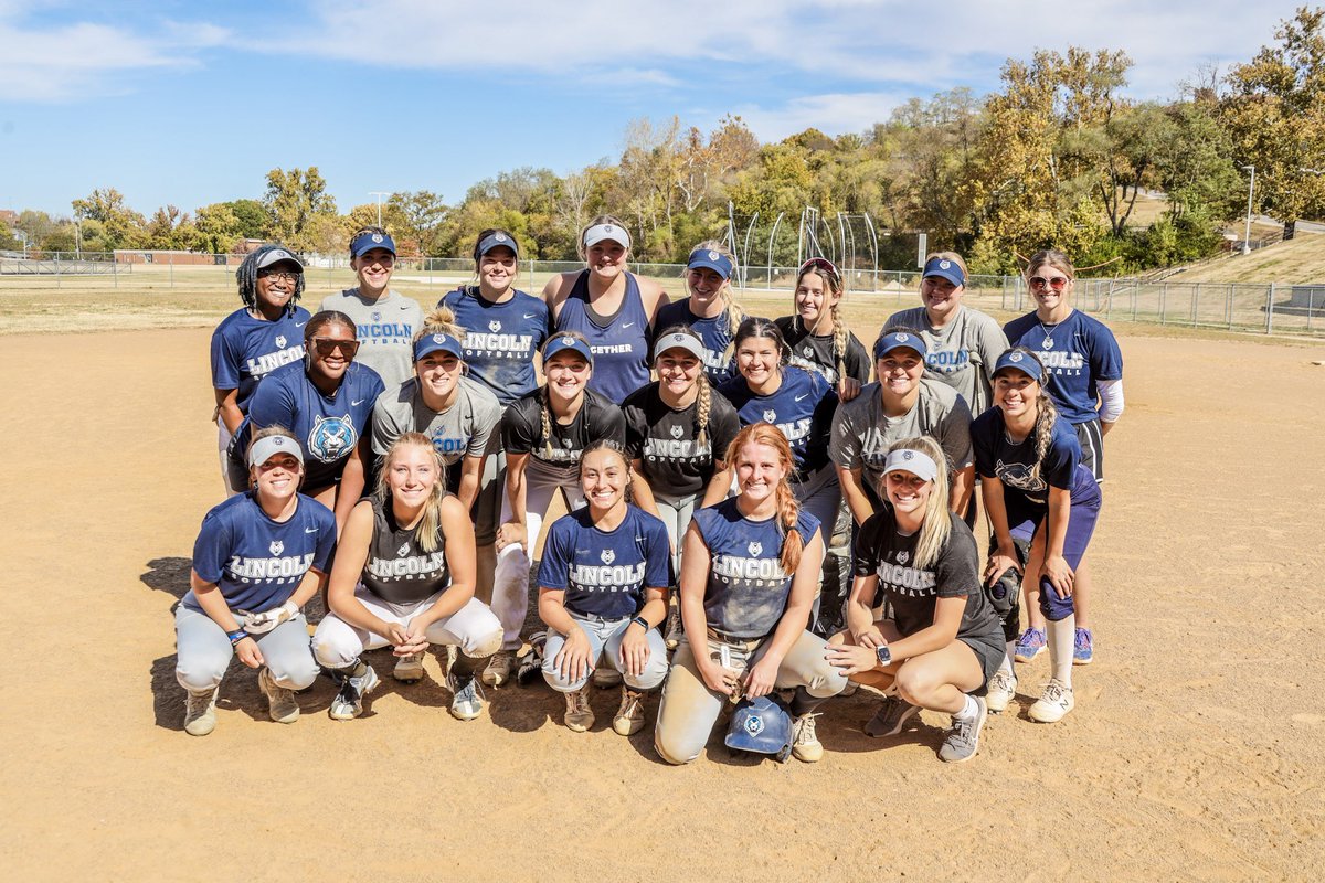 LUMO_Softball's tweet photo. 💙🤪🥎

#LUMOSoftball https://t.co/g6pHw1DReK