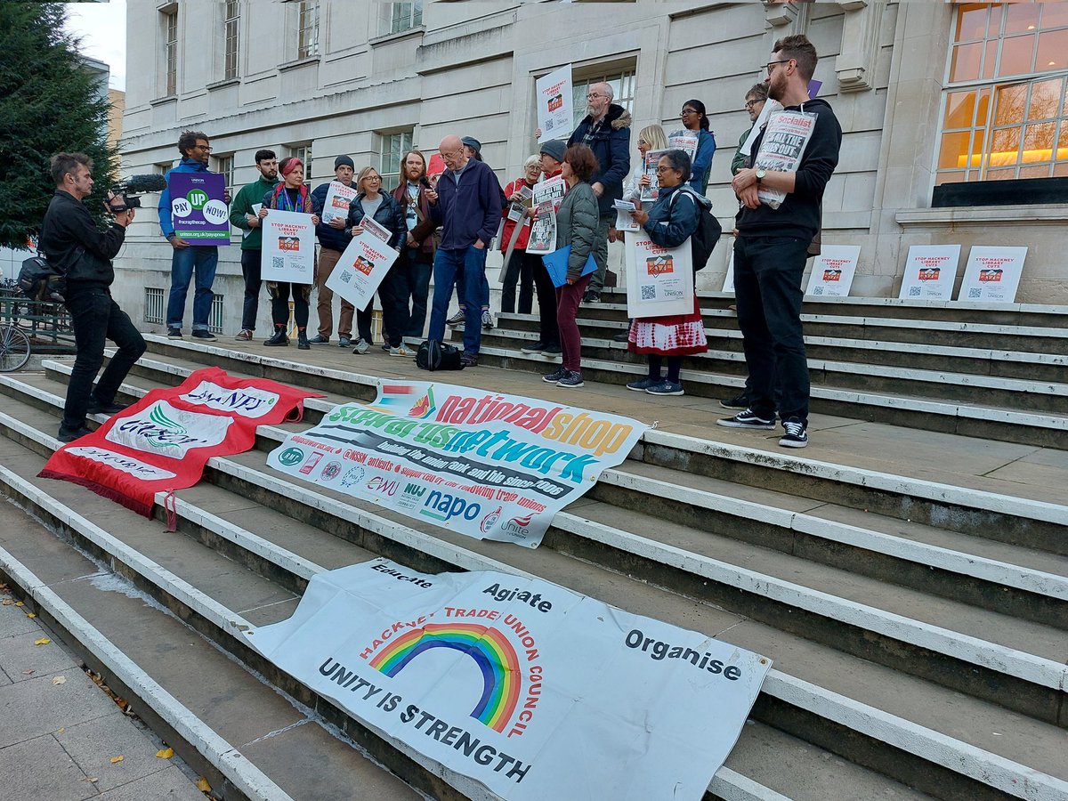 NSSN_AntiCuts's tweet photo. Stop #librarycuts protest outside #Hackney Labour Council cabinet meeting tonight 

https://t.co/hyq4jAO2CA https://t.co/iPC4ifueMu