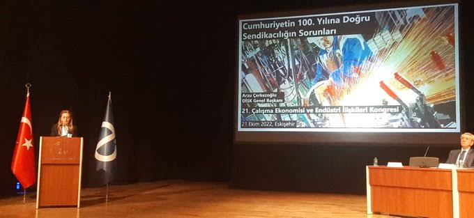 💥 ÜNİVERSİTEDE SKANDAL

Eskişehir Anadolu Üniversitesi Rektörlüğü, "IŞİD başta olmak üzere tüm cihatçı çetelerin baş destekçisi, savaş çığırtkanı Tayyip Erdoğan" diyen DİSK Başkanı Arzu Çerkezoğlu'na konferans yaptırdı. 
Konferansa bir çok bölücü örgüt sempatizanı katıldı.