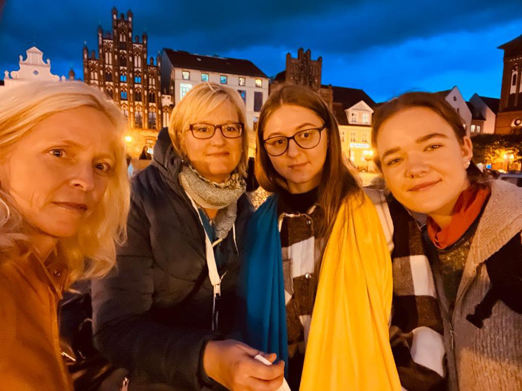 Eva-Lotta Brakemeier (@evalottabra) on Twitter photo 9. Mahnwache in #greifswald - heute vor 8 Monaten begann der entsetzliche Krieg: Solidarität, Mitgefühl und Unterstützung durch Hilfsprojekte wie von <a href="/gemeinsampsych1/">gemeinsampsychischgesund</a> sind weiterhin wichtig und wertvoll 9. Mahnwache in #greifswald - heute vor 8 Monaten begann der entsetzliche Krieg: Solidarität, Mitgefühl und Unterstützung durch Hilfsprojekte wie von <a href="/gemeinsampsych1/">gemeinsampsychischgesund</a> sind weiterhin wichtig und wertvoll