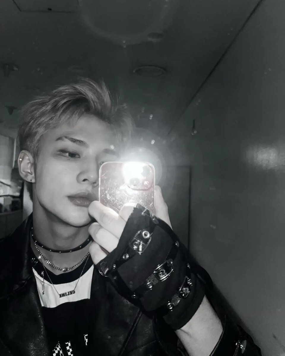 LOOKSHHJ's tweet photo. b&amp;w hyunjin #MAMAVOTE #straykids https://t.co/pYfz7wvq2H