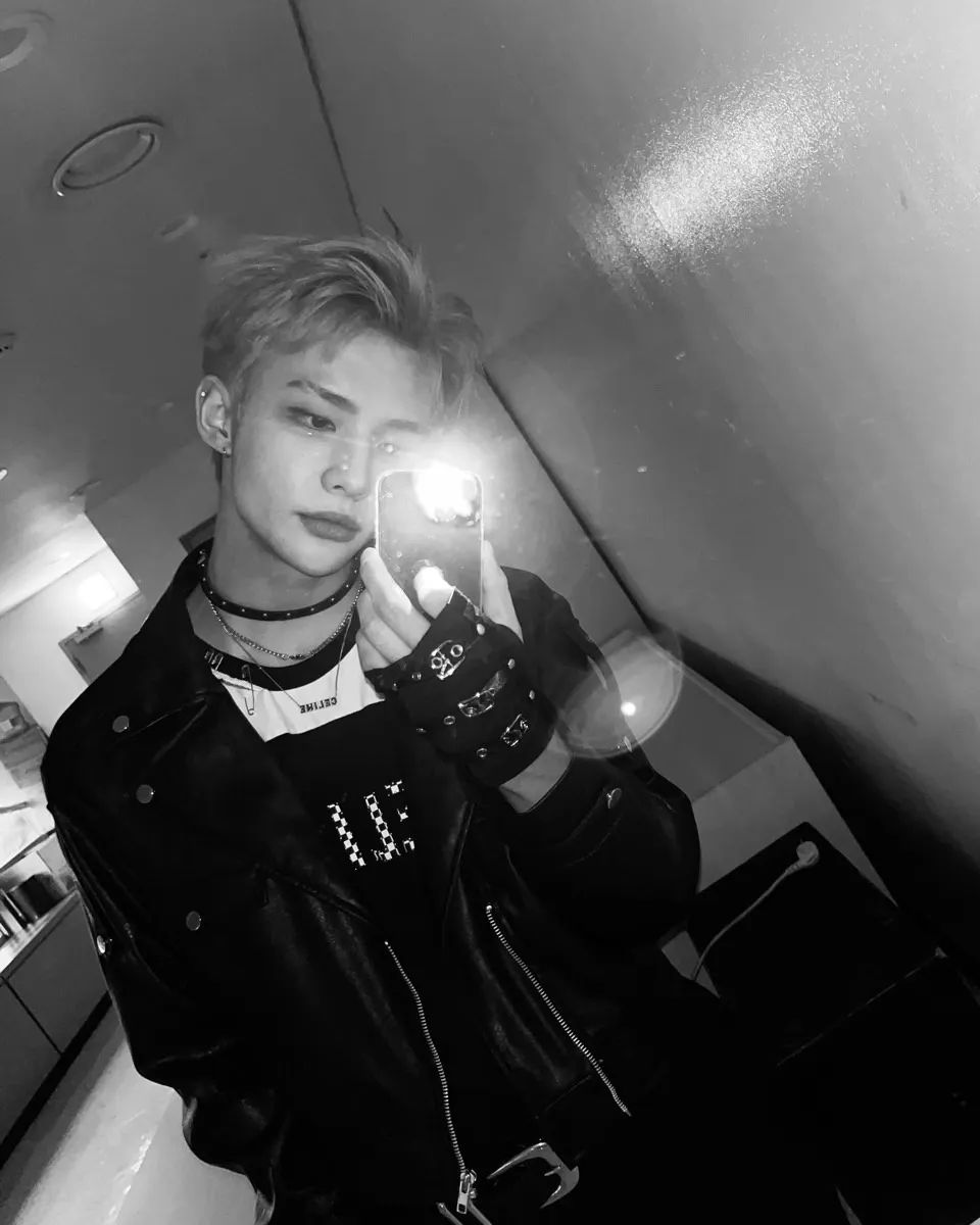 LOOKSHHJ's tweet photo. b&amp;w hyunjin #MAMAVOTE #straykids https://t.co/pYfz7wvq2H