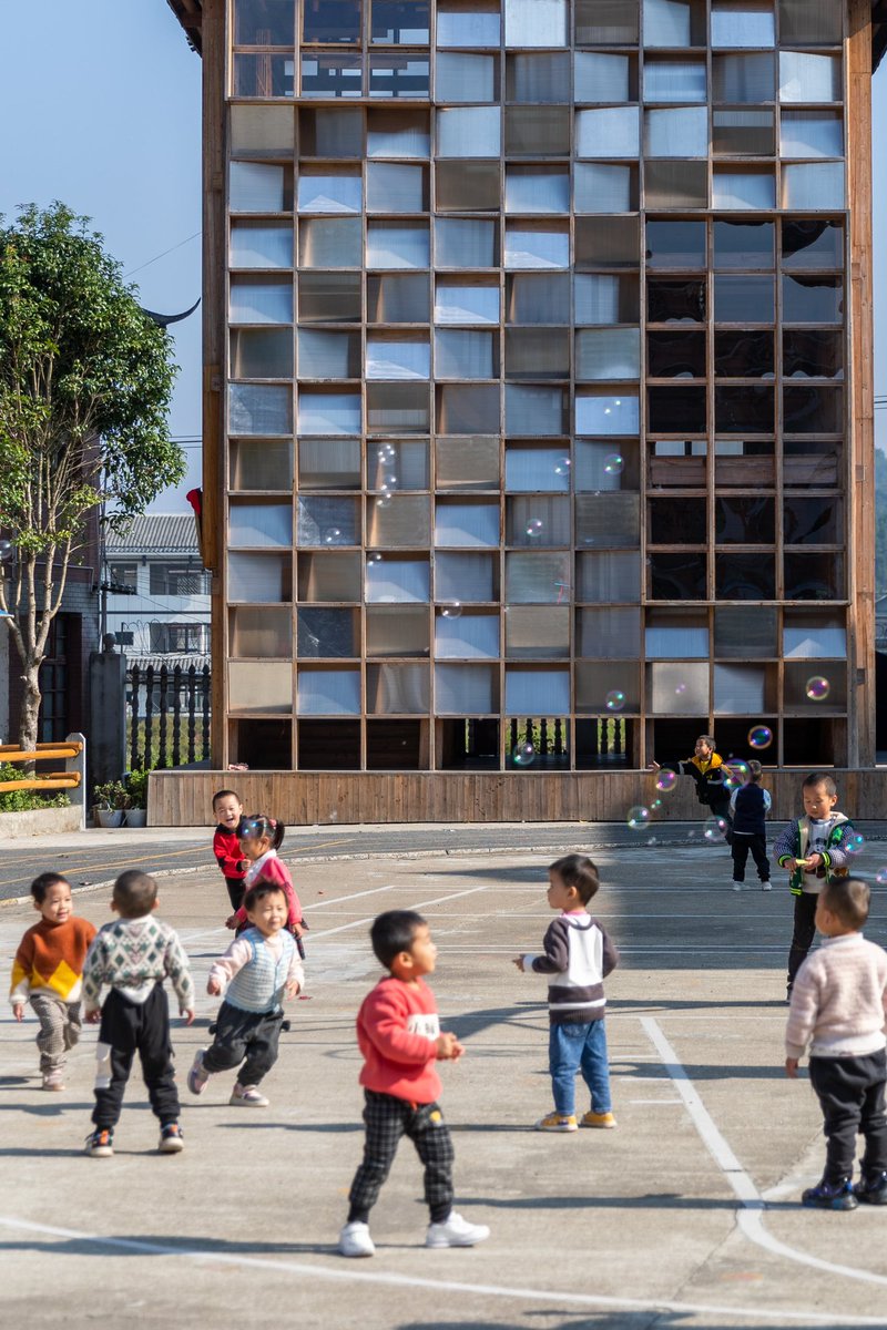 ConditionLab's tweet photo. Pingtan Book House
.
Imagine a staircase that never ends, an infinite loop of risers and treads squeezed into a traditional timber house.

https://t.co/TzR0nPySHe
.
#pingtanbookhouse #childrenlibrary #rural #timber #architecture https://t.co/CvHYDGVupu