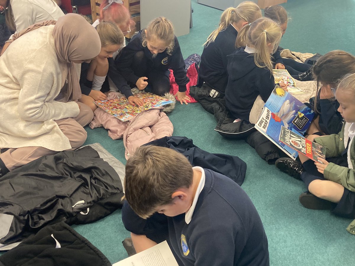 SullyPS's tweet photo. We had a great time visiting Sully library in #SPSyear2/3. The children loved sharing the books and have promised to go back at the weekend to borrow books for themselves! Diolch @VOGLibraries #SPSresourceful https://t.co/nfICJpcfvO