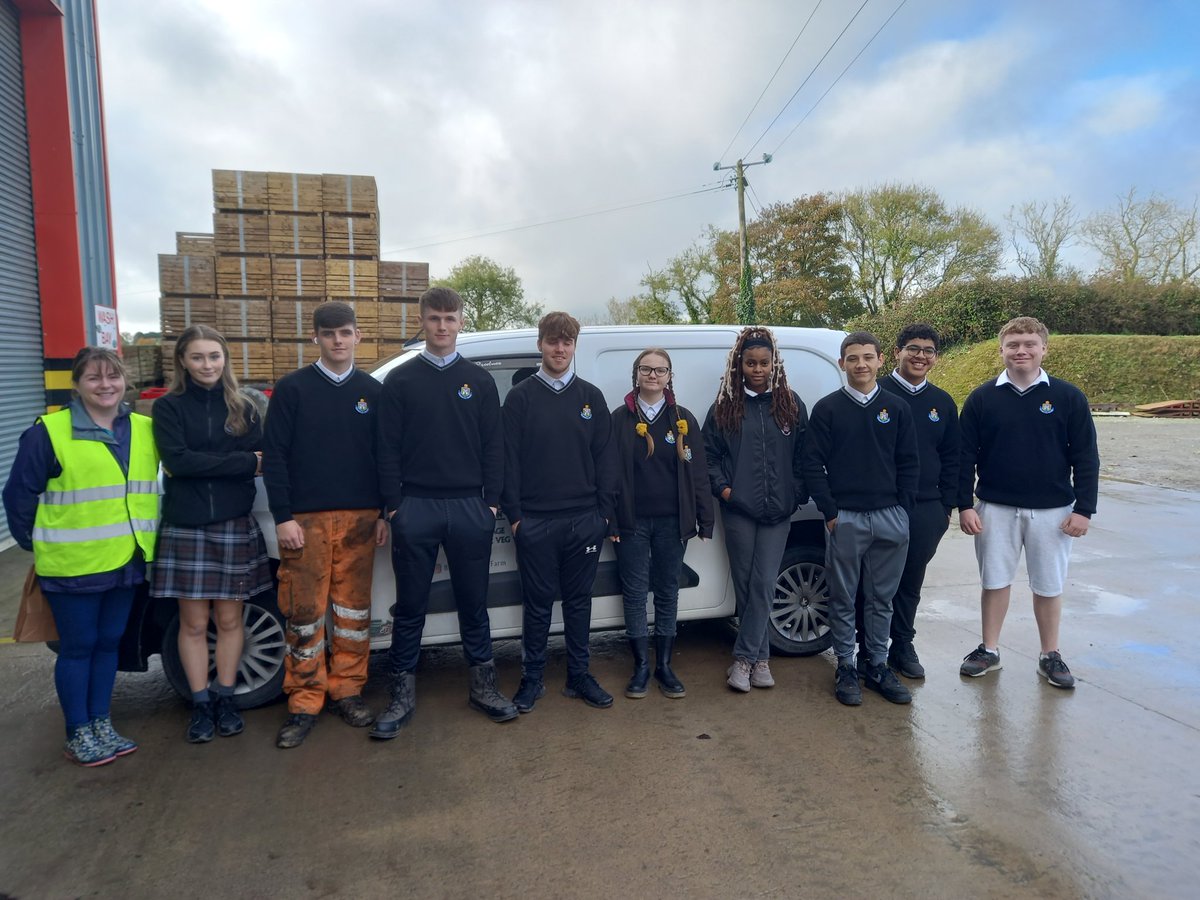 Taking the Monday out of Monday morning. Thanks <a href="/soccagscience/">@SOCCAgScience</a> for bringing this great bunch of 5th Yr Ag students from <a href="/StOliversCC/">St Oliver's CC</a> to the farm. They've just finished their "potato" module, so lots to talk about. Nothing wrong with a bit of alternative thinking😆 #purplepotatoes