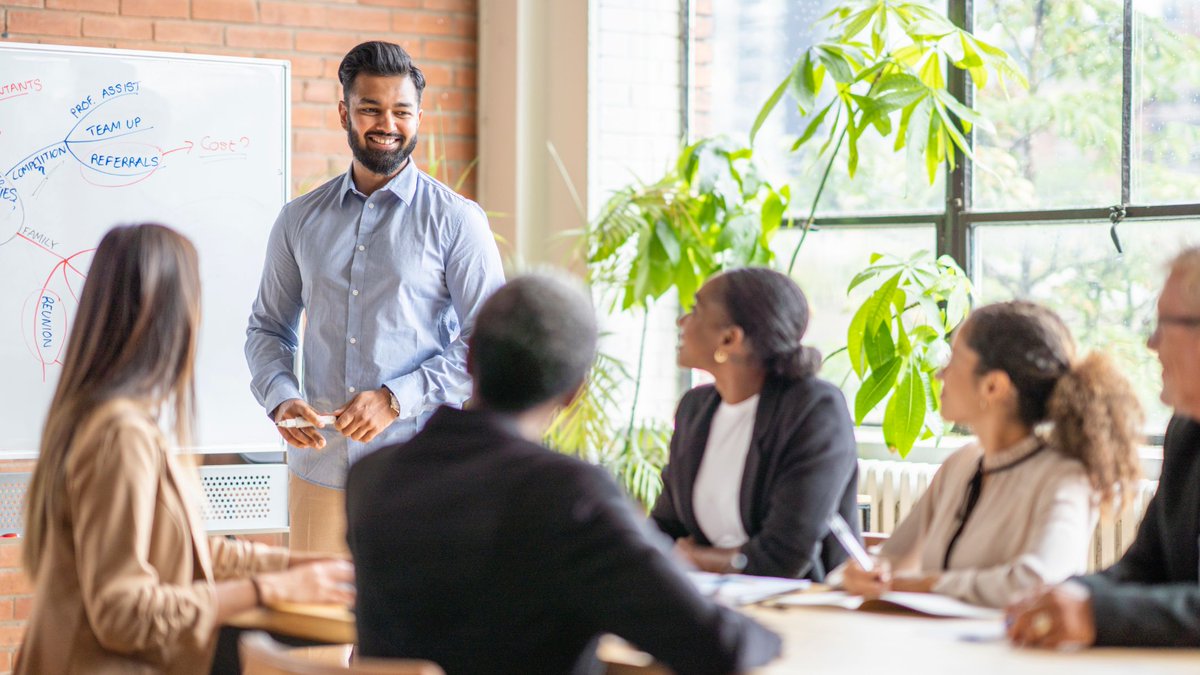 porcarodes's tweet photo. Research shows that leaders who embrace storytelling in business will achieve greater success for their organization-and their people. https://t.co/OcYnVmUHy2 #LifeWorkTrends https://t.co/batJT0M6PL