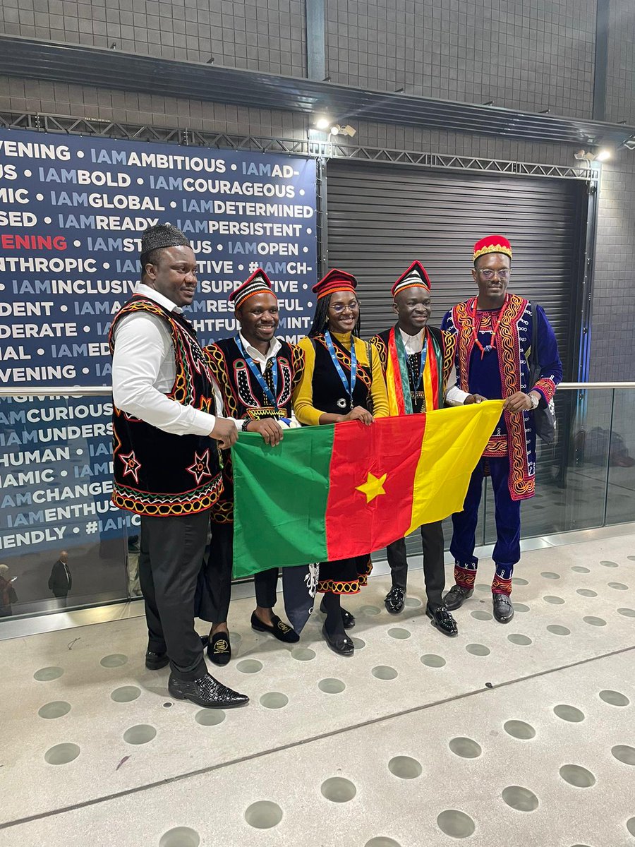 UKinCameroon's tweet photo. Our Chevening scholars from #Cameroon &amp; #EquatorialGuinea dazzled in their traditional attire during orientation over the weekend. 
Keep flying the flag &amp; make your countries proud. 

This too can be you. Submit your application before the 1st Novembre 👉🏽 https://t.co/sACUMRAgzv https://t.co/QlGhMPg1zx
