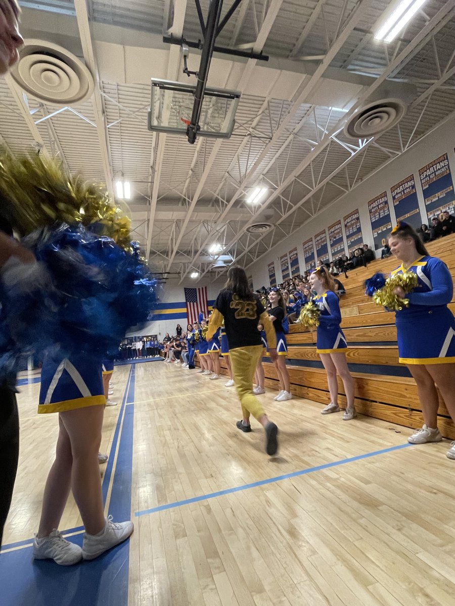 QbyHighSchool's tweet photo. Homecoming 2022 was a hit!  1000 people singing the National Anthem in unison....priceless!  #Qnited https://t.co/LJT82xnPHE
