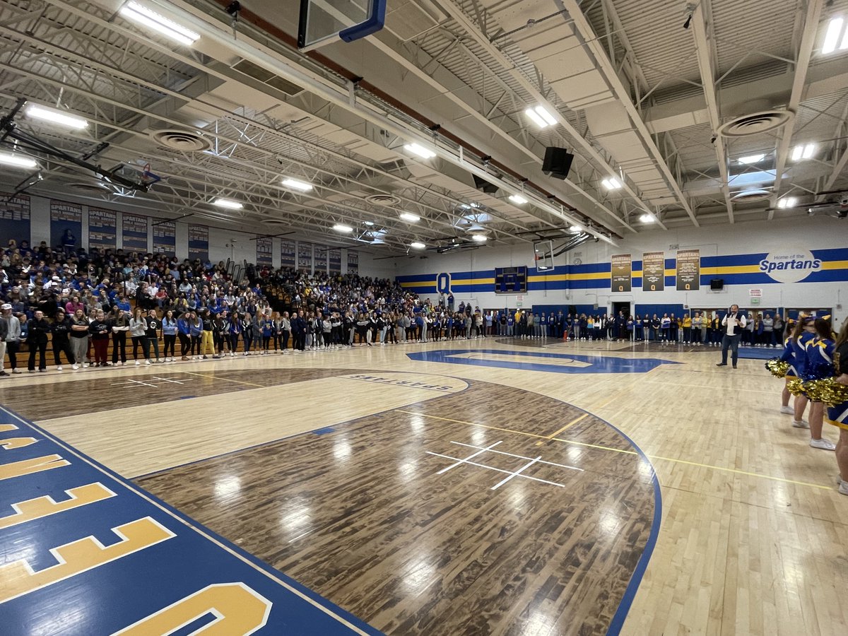 QbyHighSchool's tweet photo. Homecoming 2022 was a hit!  1000 people singing the National Anthem in unison....priceless!  #Qnited https://t.co/LJT82xnPHE