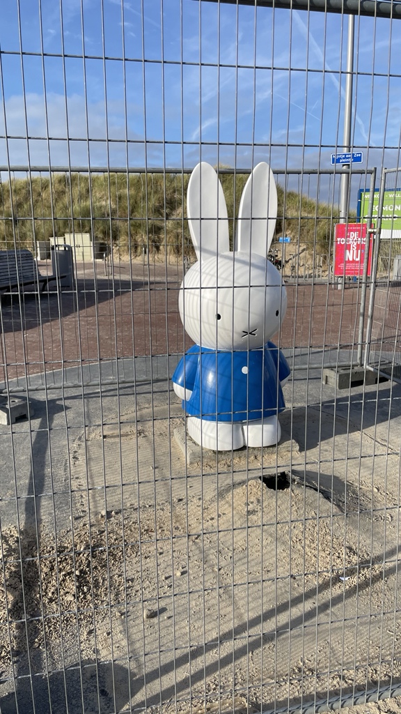 dobeho's tweet photo. Oh Oh Nijntje eingesperrt in Egmond aan Zee 🫣 😏 #miffy https://t.co/xAxhELXZKr